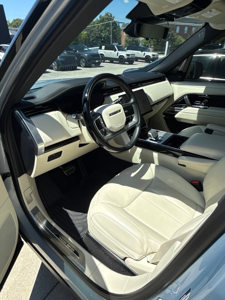 Used 2025 Land Rover Range Rover SE AWD/4WD image 4