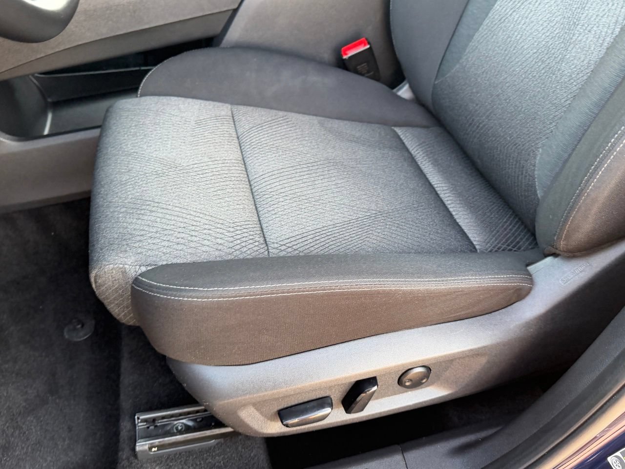 Certified 2025 Nissan Rogue SV FWD image 30