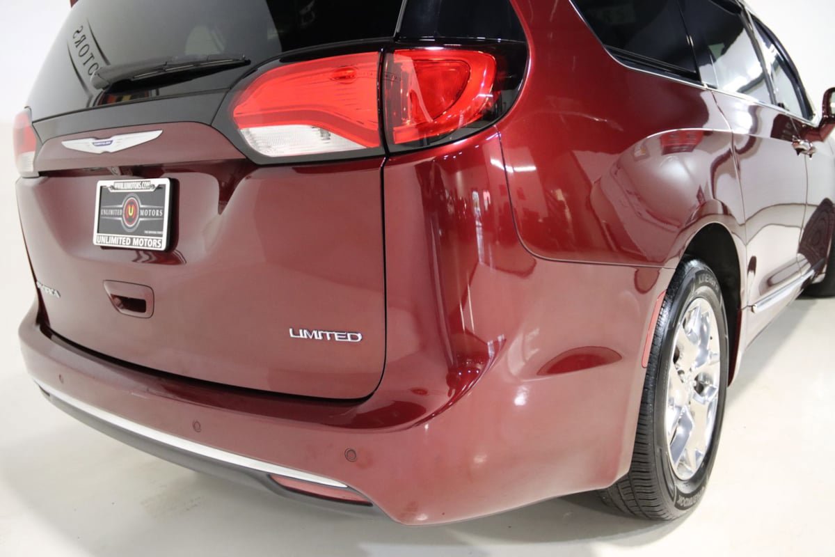 Used 2018 Chrysler Pacifica Limited FWD image 10
