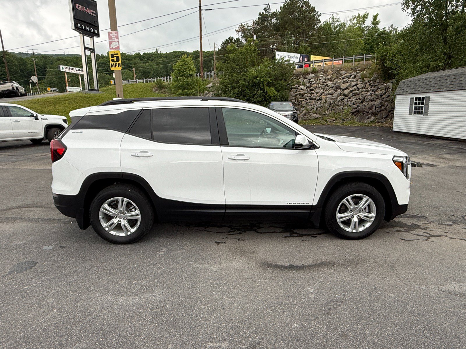 Certified 2024 GMC Terrain SLE w/ Driver Convenience Package AWD/4WD image 6