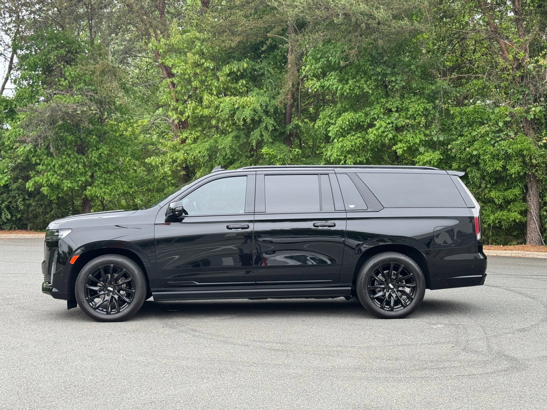 Used 2024 Cadillac Escalade ESV Sport Platinum w/ LPO, ONYX Package image 6