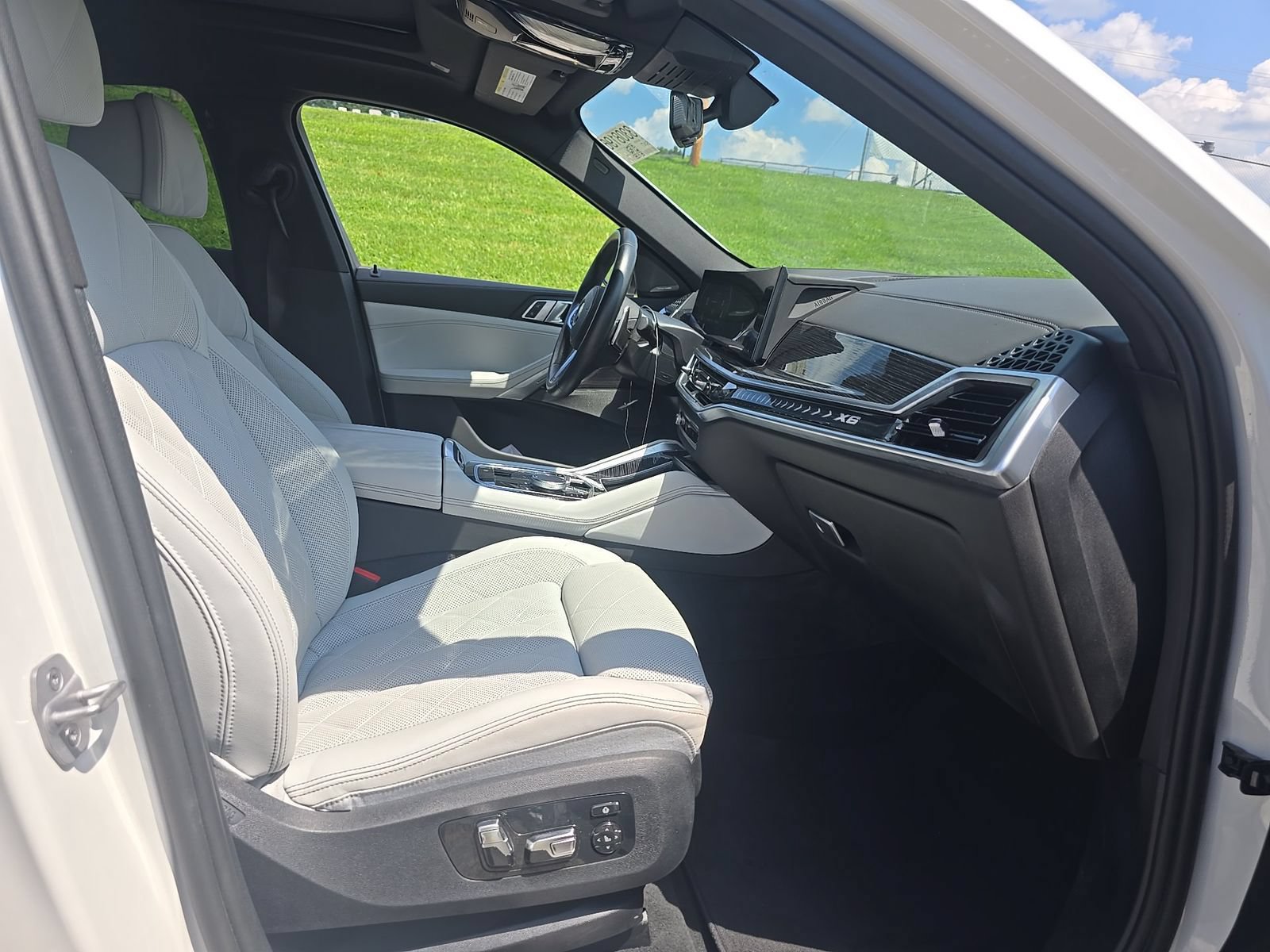 Used 2025 BMW X6 xDrive40i w/ Climate Comfort Package AWD/4WD image 8