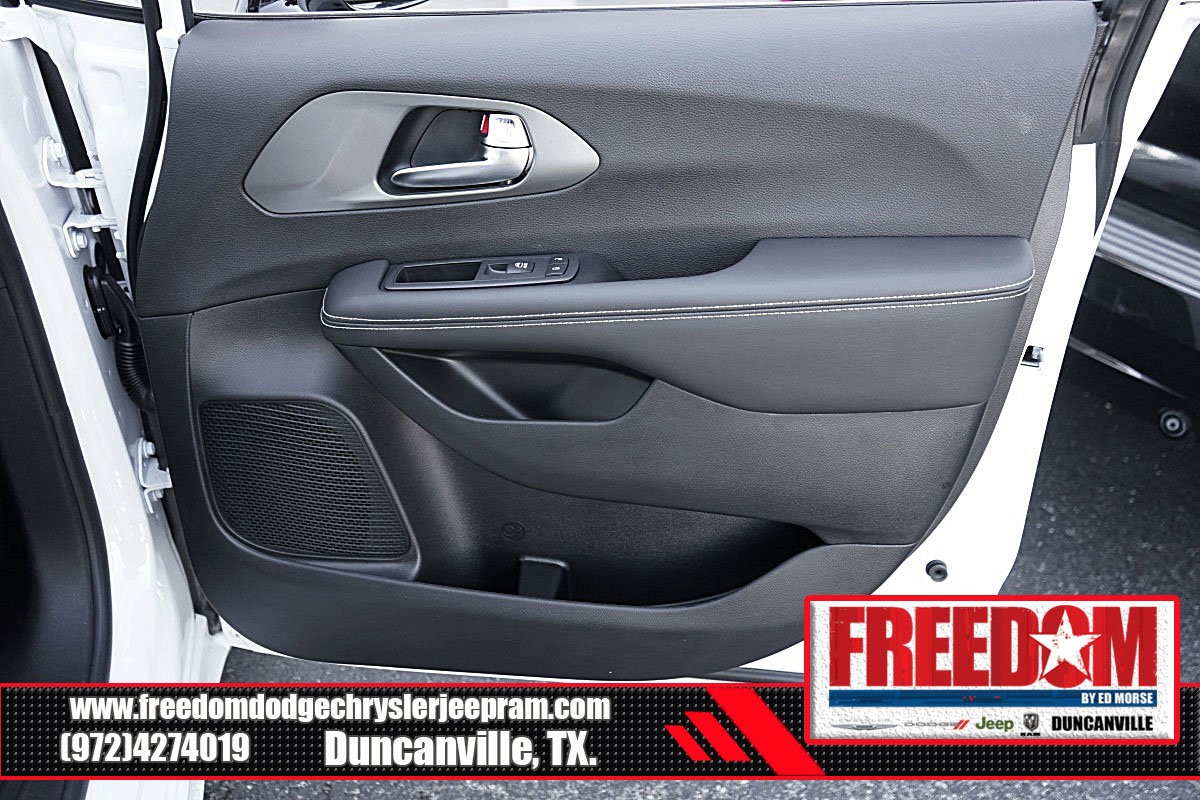 New 2025 Chrysler Voyager LX FWD image 40