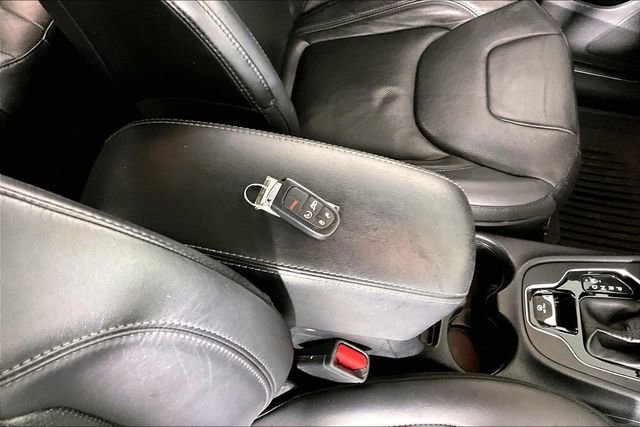 Used 2019 Jeep Cherokee Overland w/ Technology Group AWD/4WD image 32