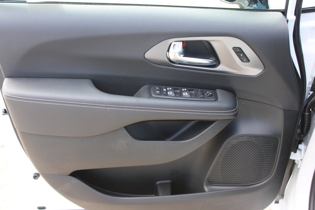 New 2026 Chrysler Pacifica Select w/ S Appearance Package image 9