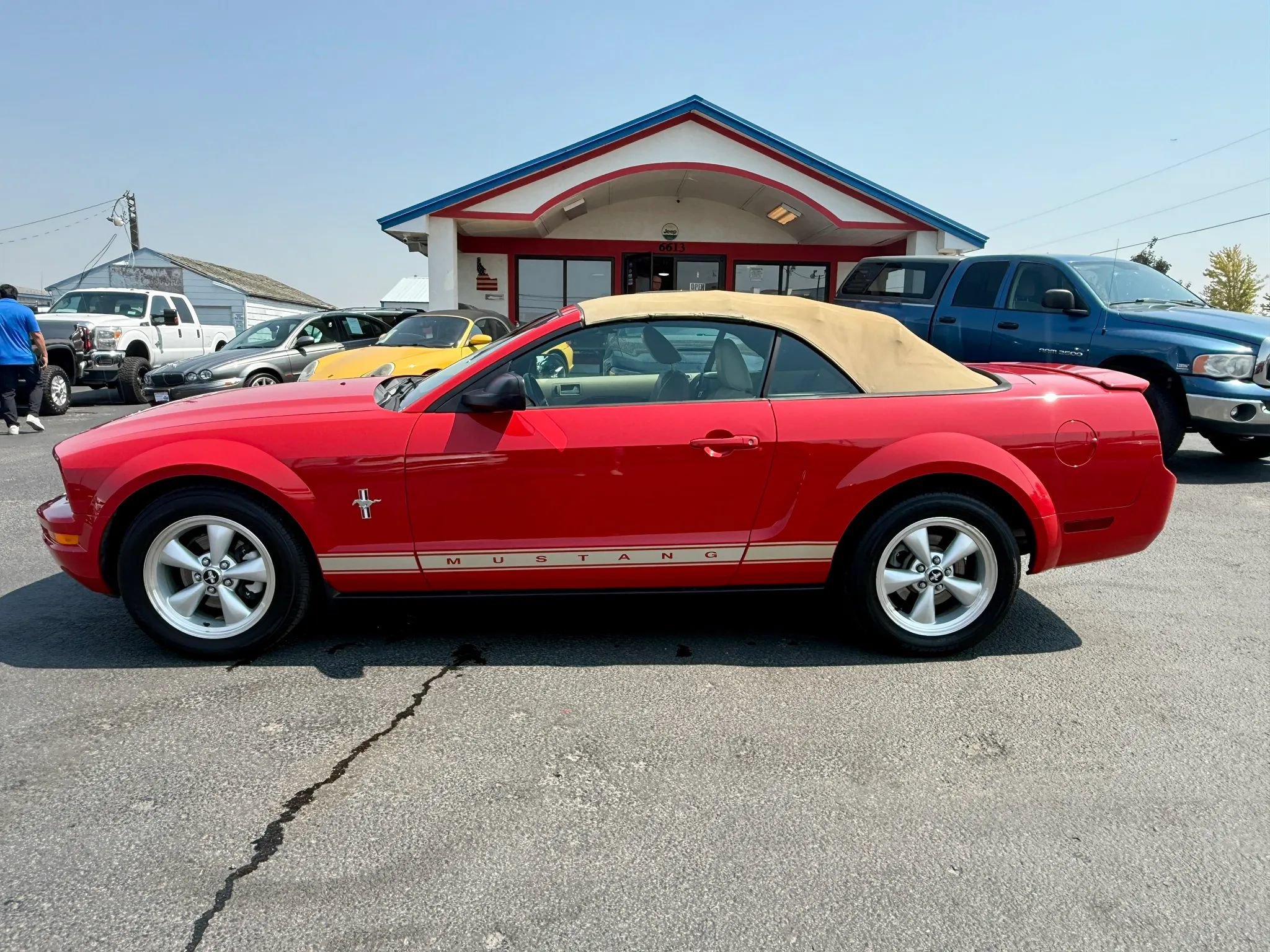 Used 2008 Ford Mustang Convertible RWD image 2