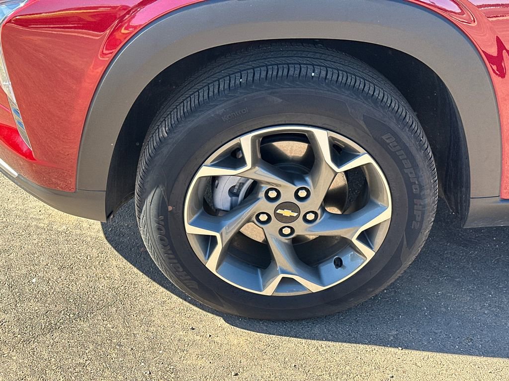 Used 2025 Chevrolet Trax LT w/ LT Convenience Package image 11