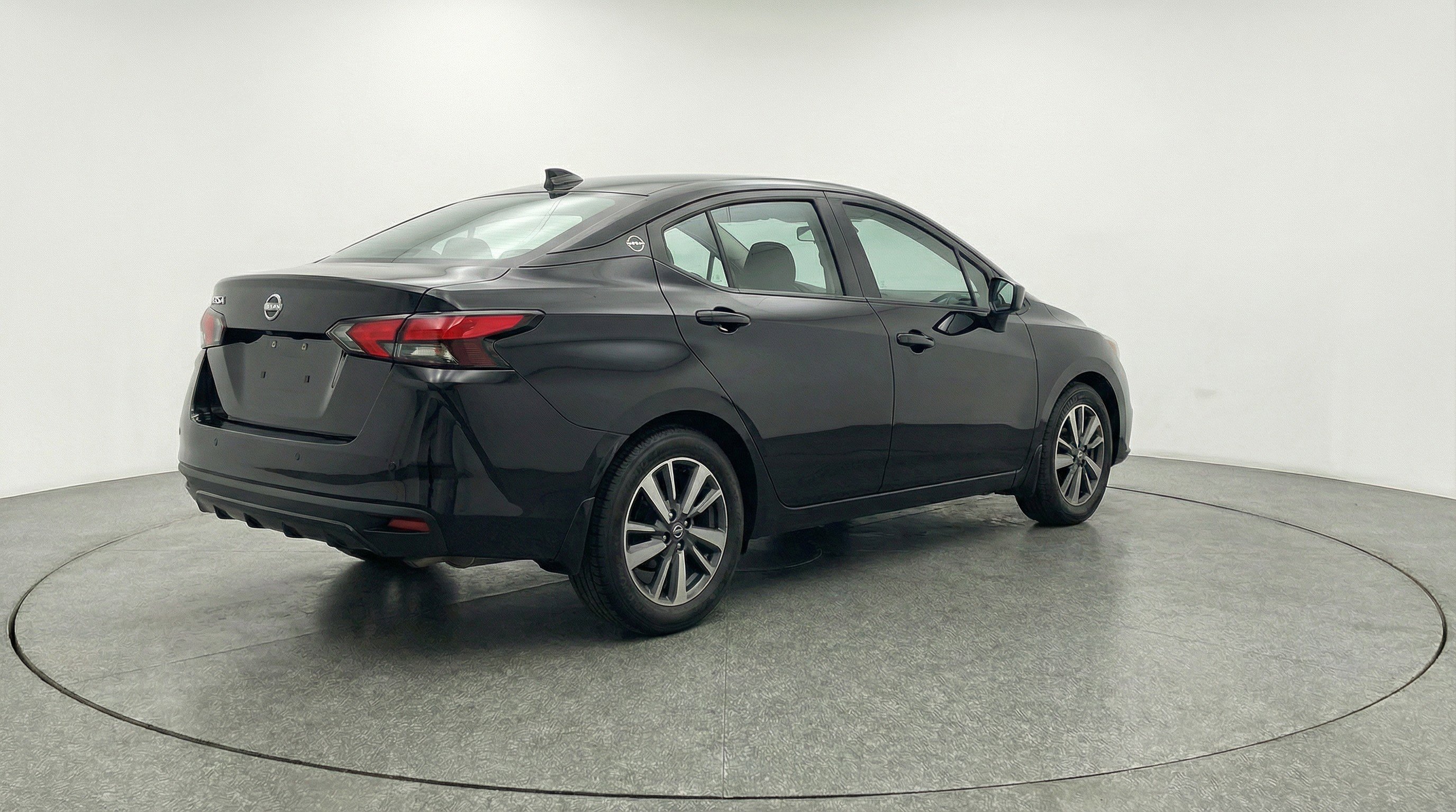 Used 2025 Nissan Versa SV image 9