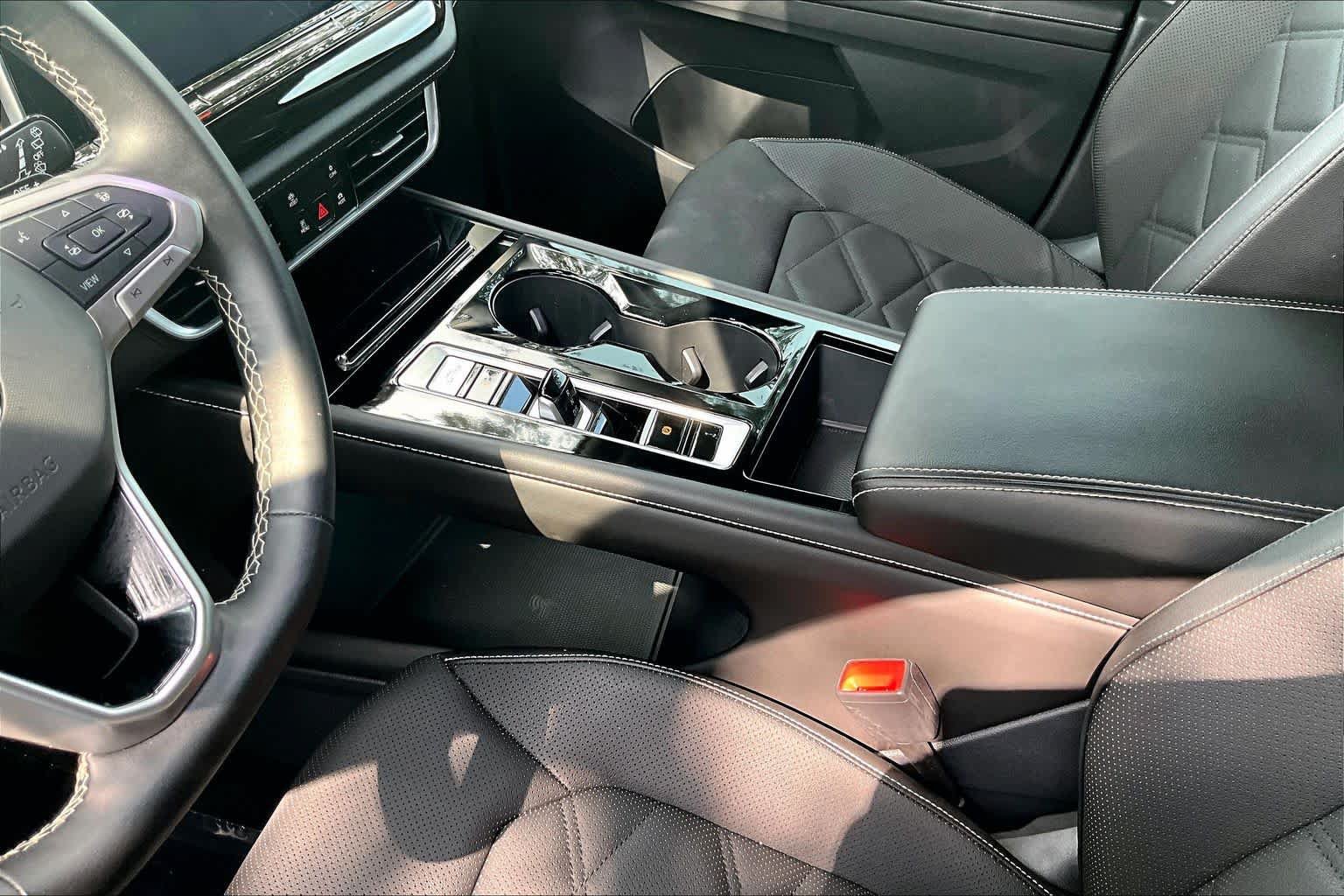 Certified 2024 Volkswagen Atlas SE FWD image 17