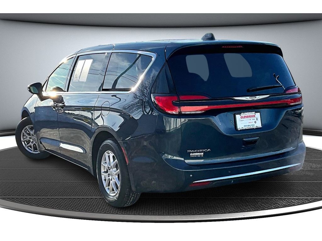 Used 2025 Chrysler Pacifica Select image 2