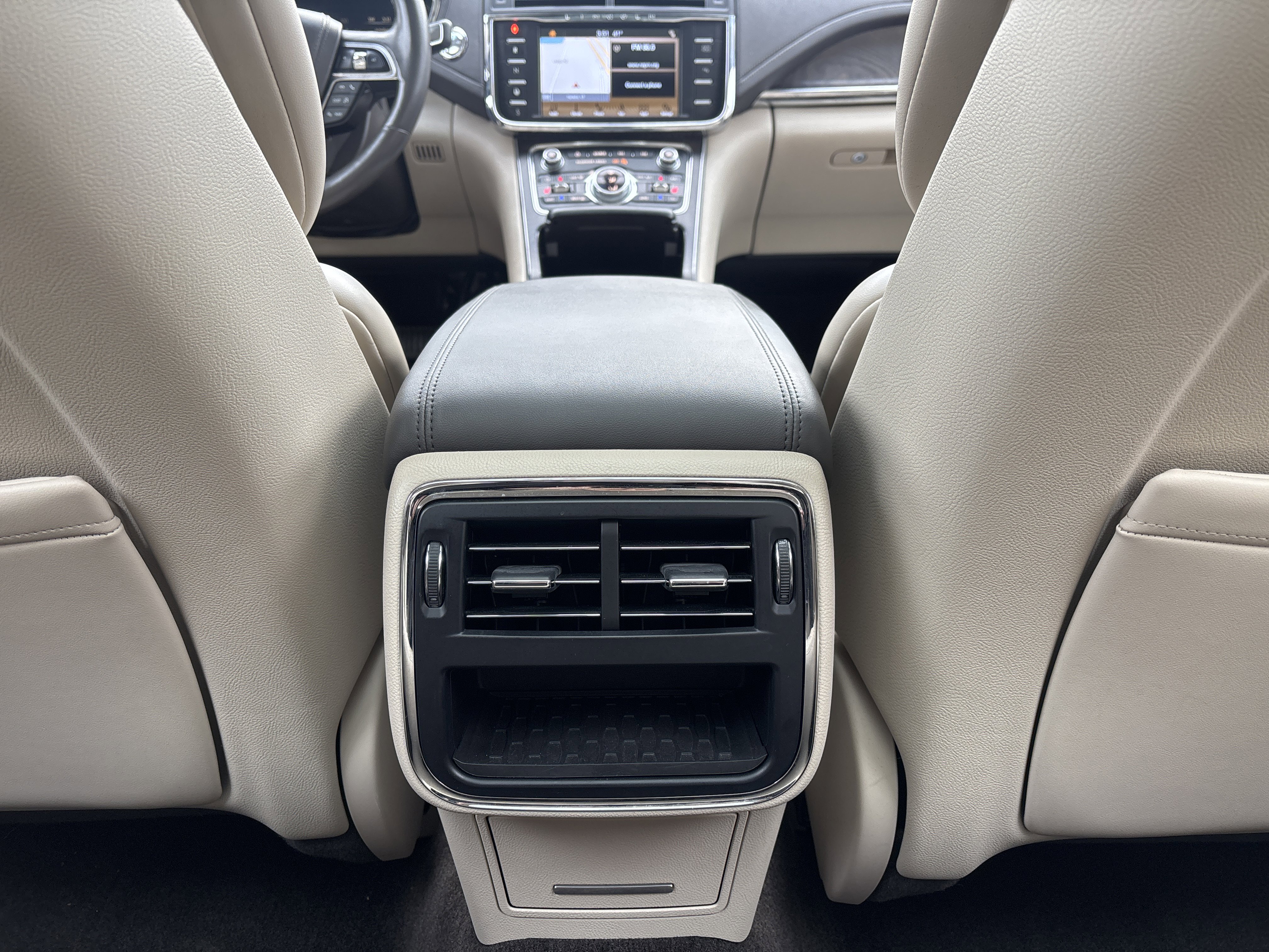 Used 2017 Lincoln Continental Select image 29
