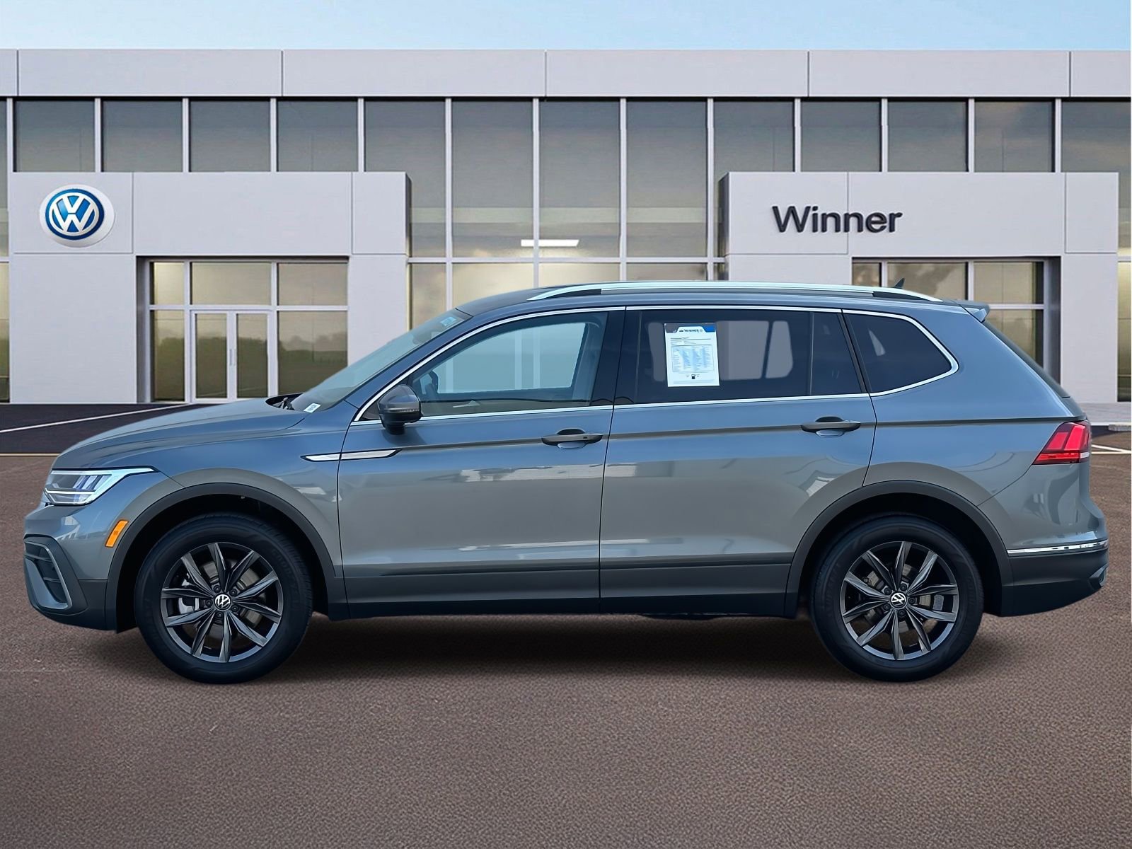 Used 2023 Volkswagen Tiguan SE image 4