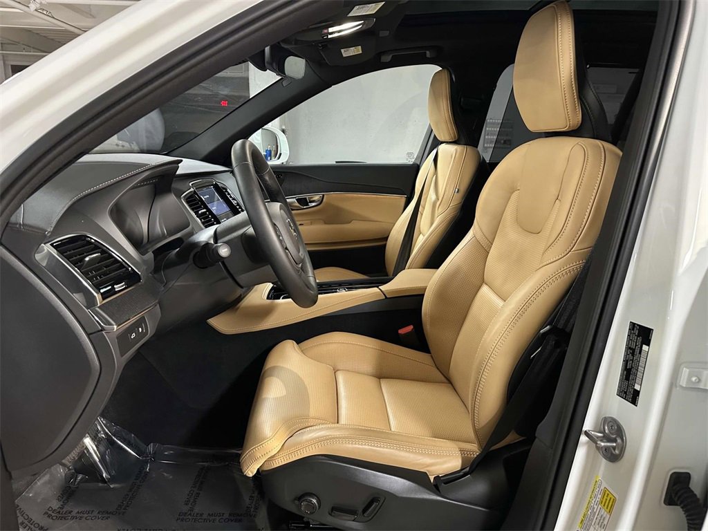 Used 2025 Volvo XC90 T8 Ultra w/ Protection Package Premier image 4