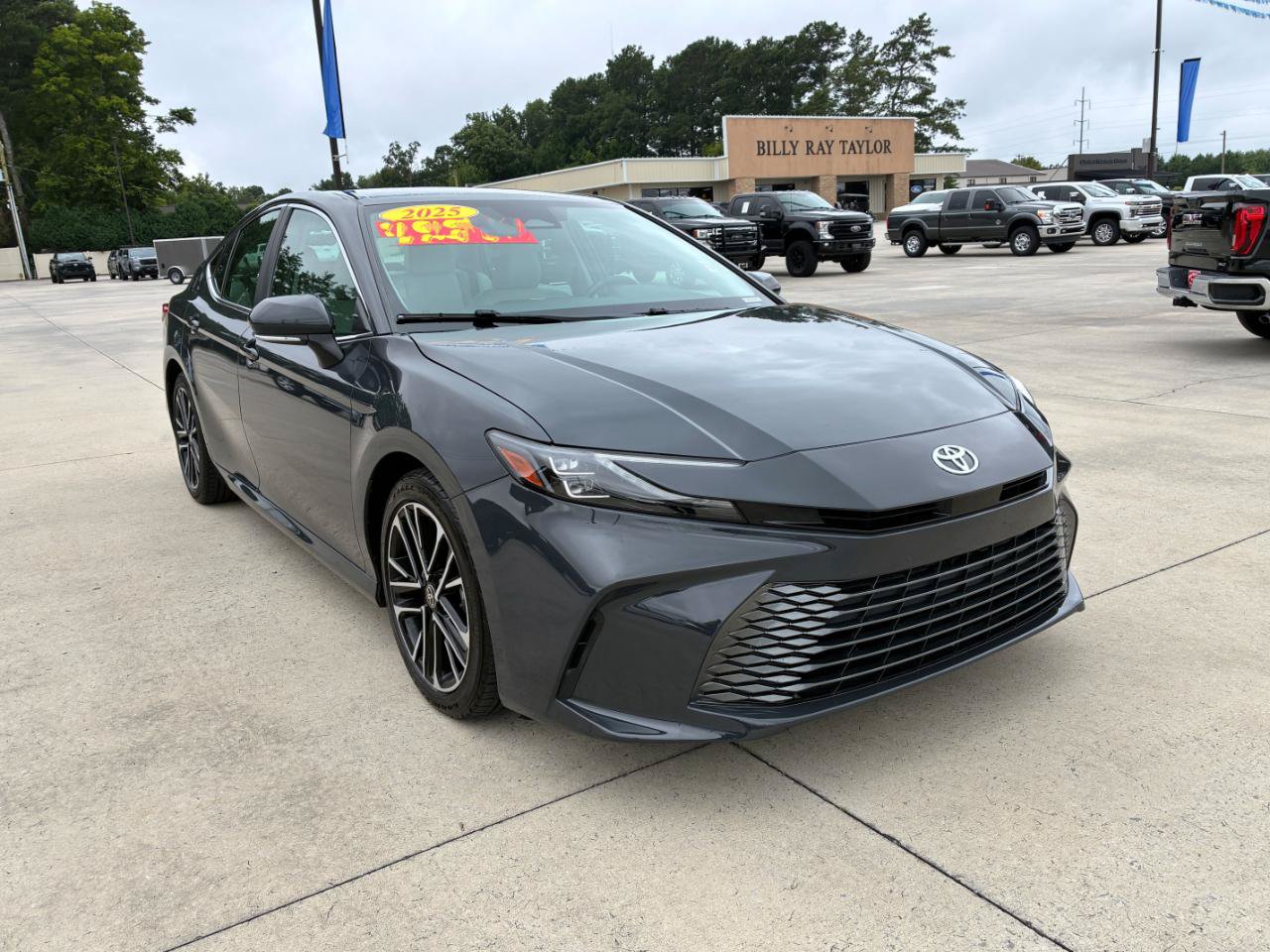 Used 2025 Toyota Camry XLE FWD image 4