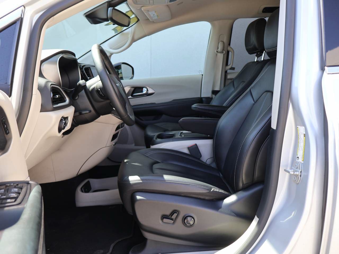 Certified 2024 Chrysler Pacifica Touring-L FWD image 8