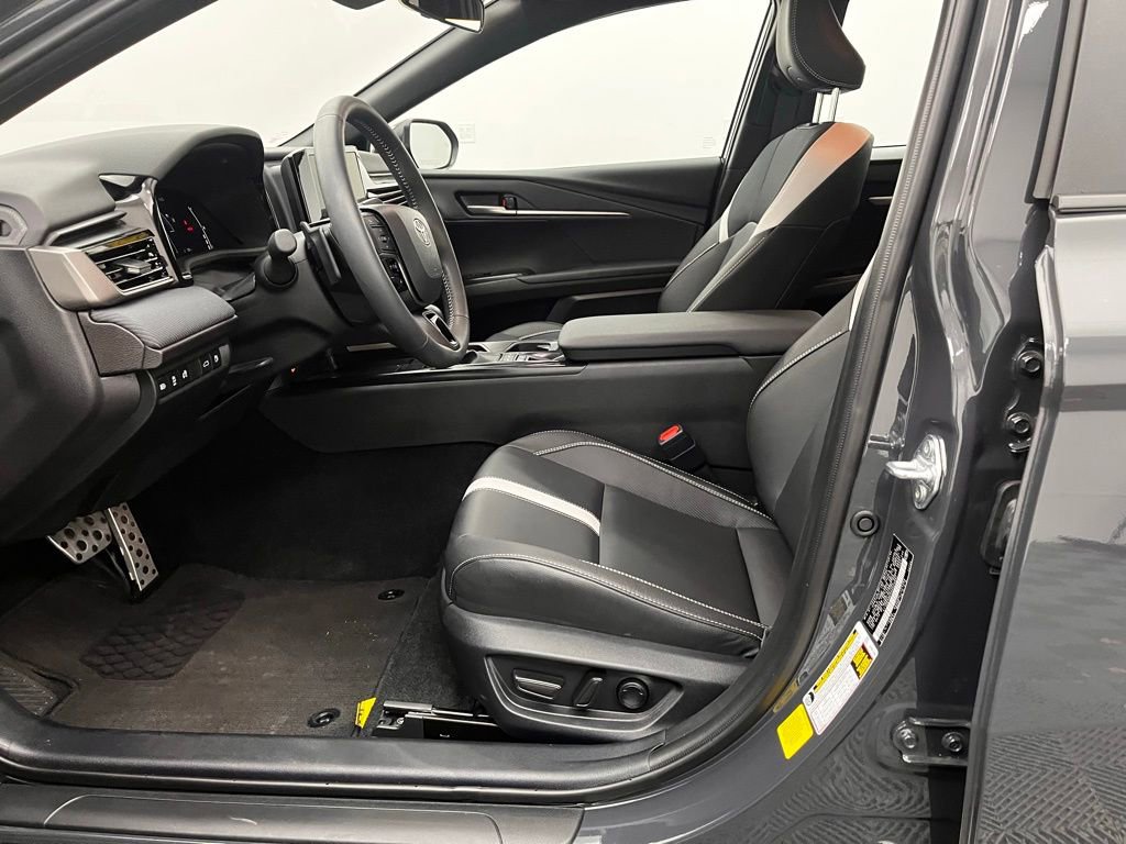 Used 2025 Toyota Camry SE image 18