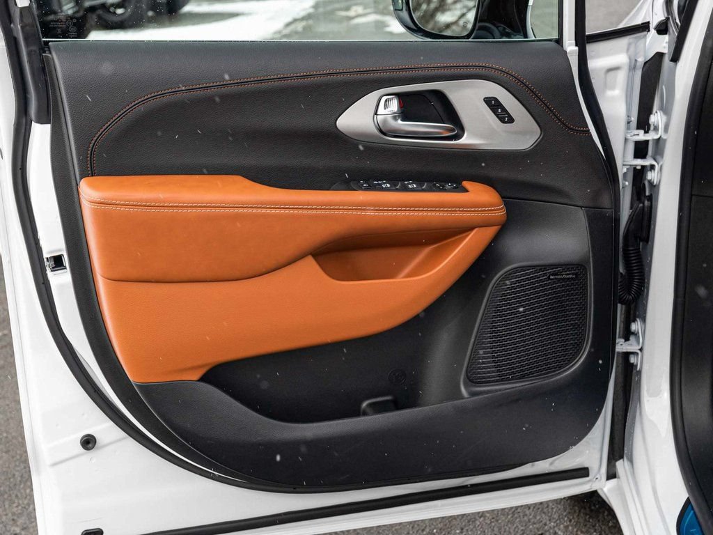 New 2026 Chrysler Pacifica Pinnacle AWD/4WD image 11