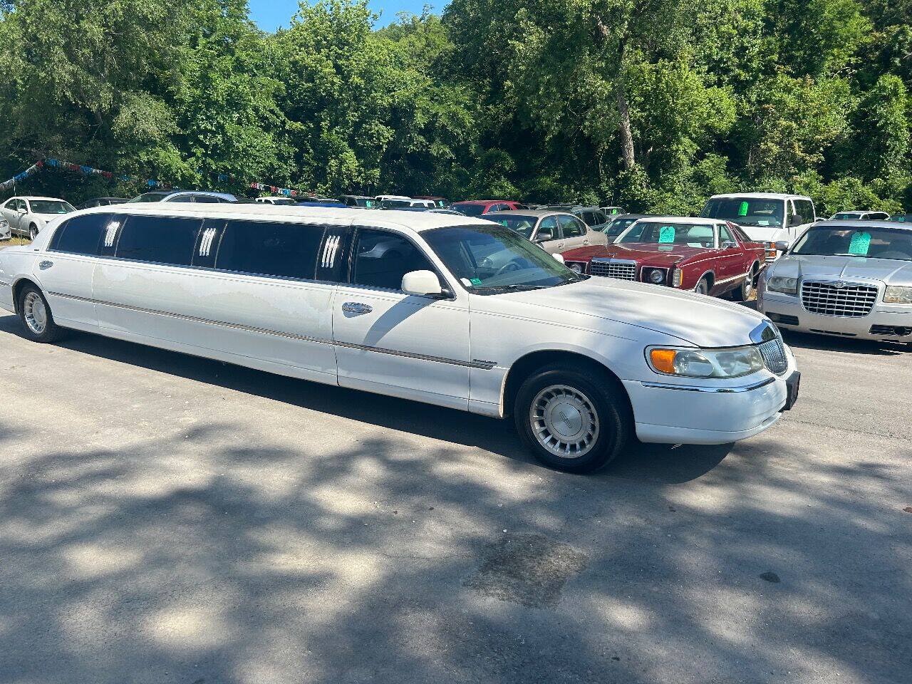 Used 1999 Lincoln Town Car Executive RWD image 2