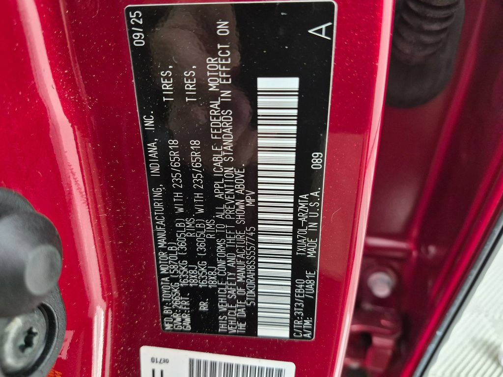 Used 2025 Toyota Highlander XLE FWD image 32