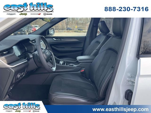Used 2025 Jeep Grand Cherokee Altitude AWD/4WD image 11