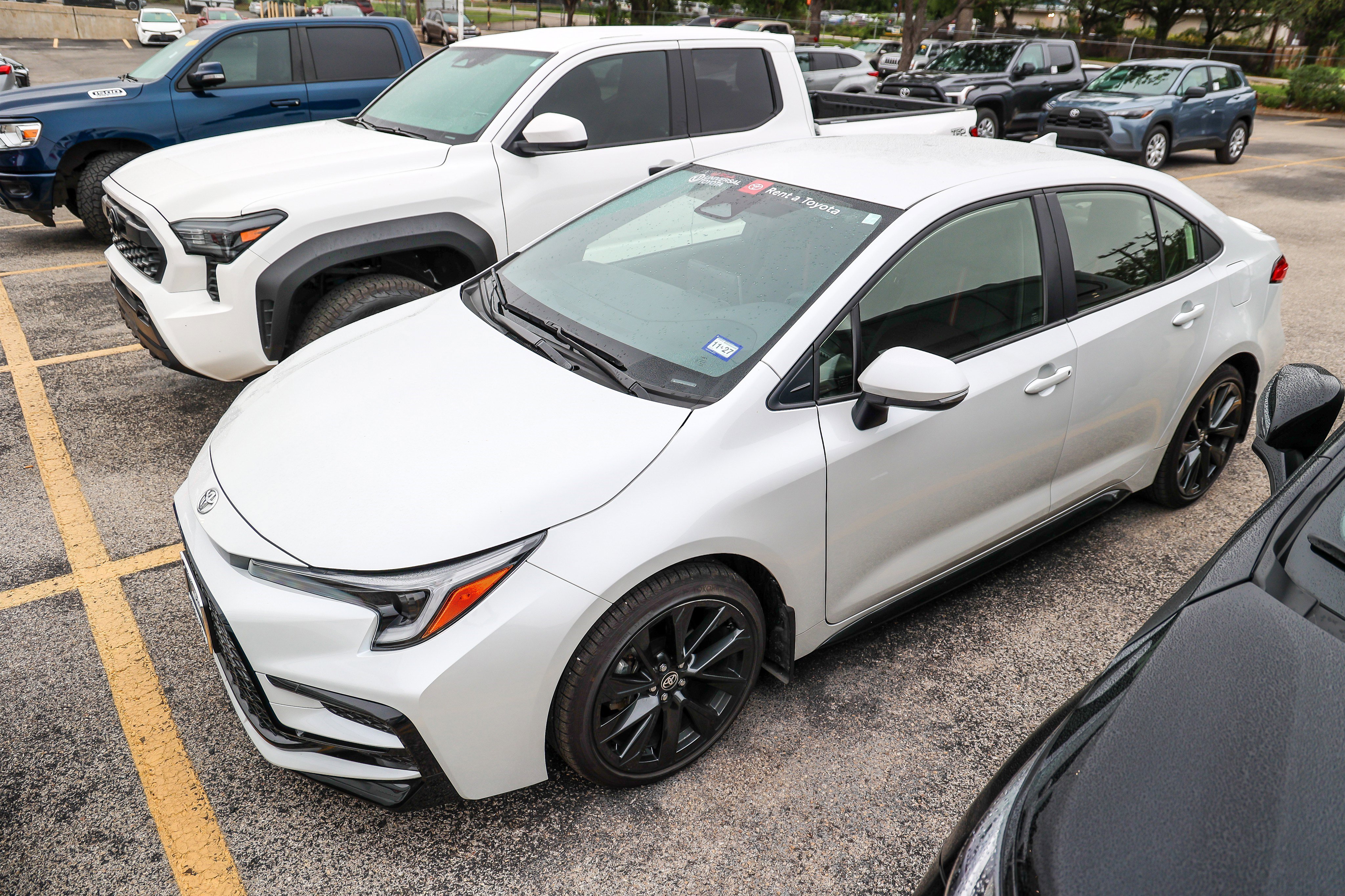 Used 2026 Toyota Corolla SE w/ SE Premium Package FWD image 3