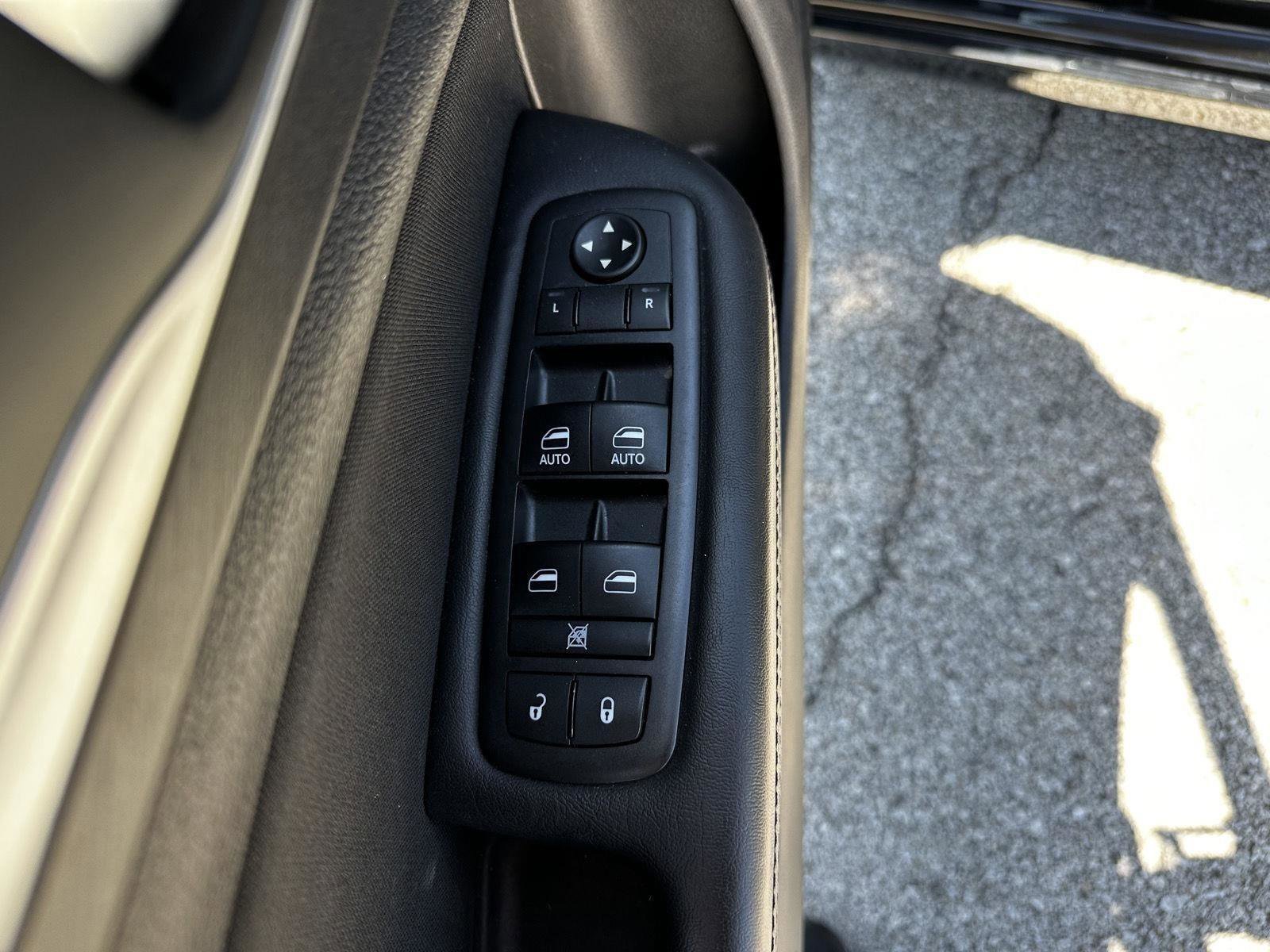 Used 2016 Chrysler 200 Limited w/ Convenience Group FWD image 9