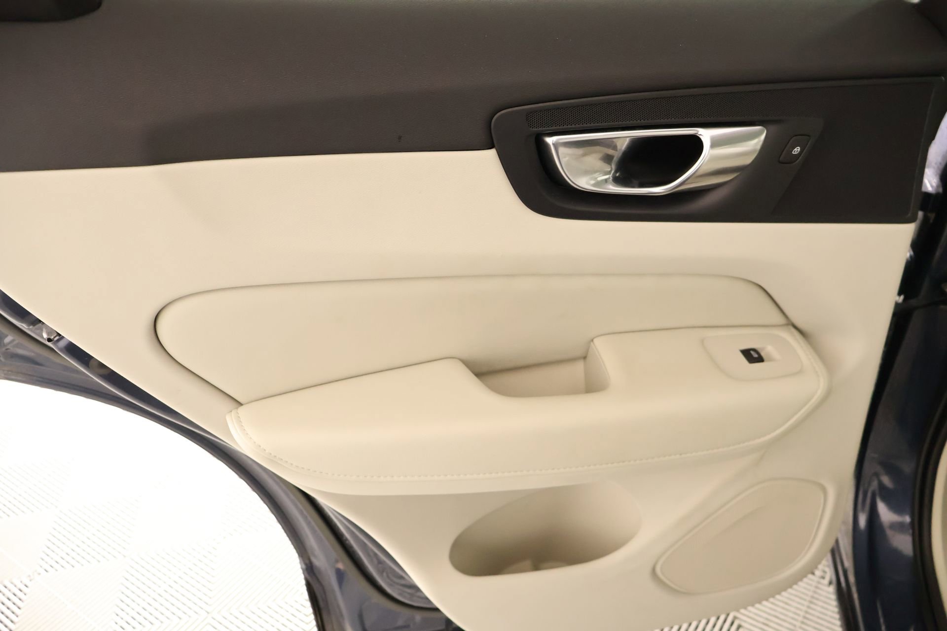 Used 2023 Volvo XC60 B5 Ultimate w/ Climate Package image 18