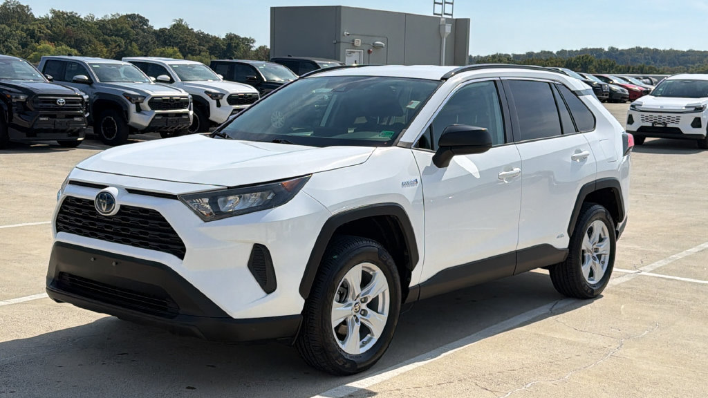 Used 2021 Toyota RAV4 LE AWD/4WD image 2