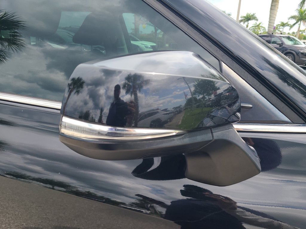 Used 2022 Toyota Highlander LE FWD image 9