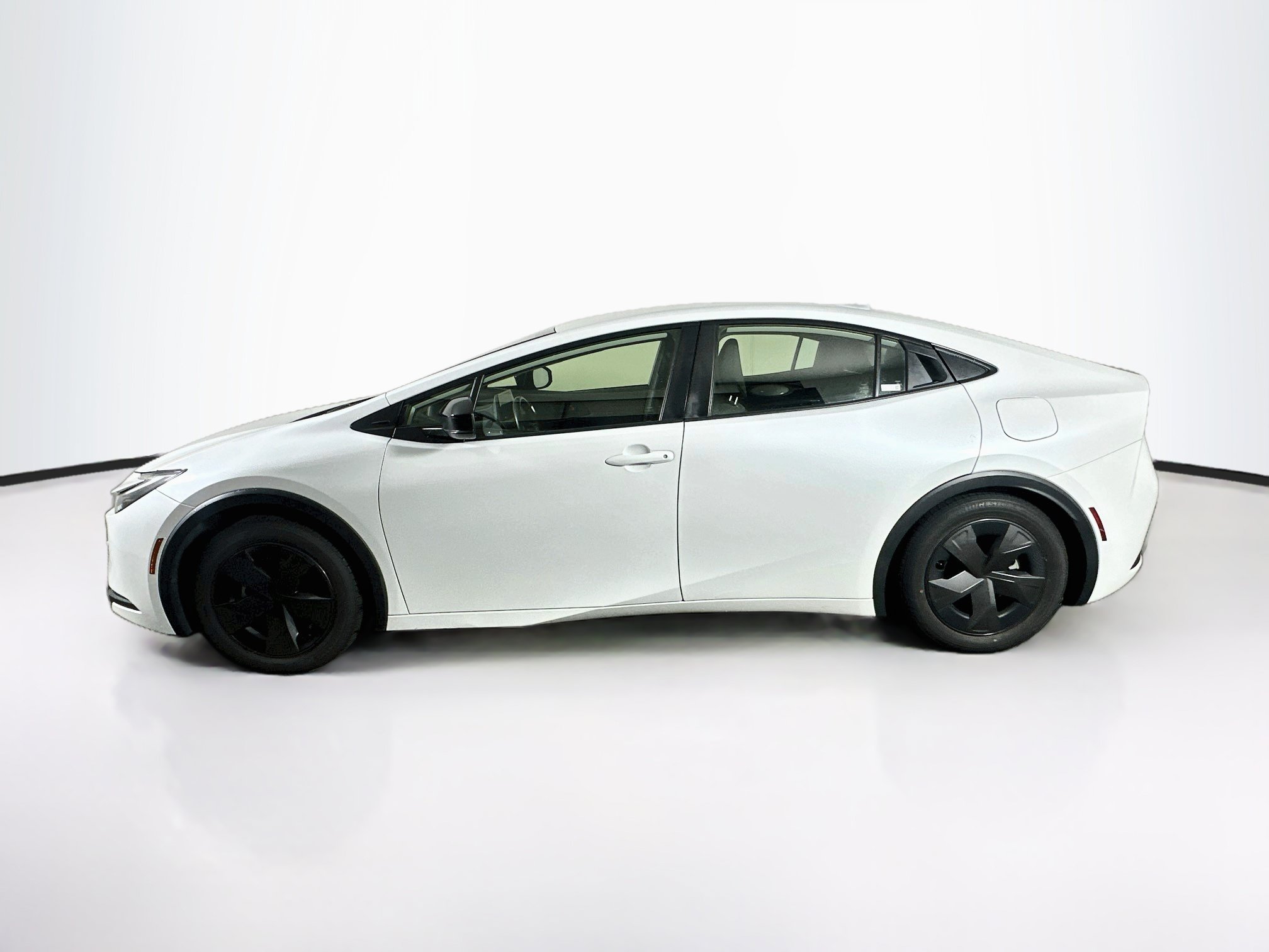 Used 2024 Toyota Prius LE FWD image 4