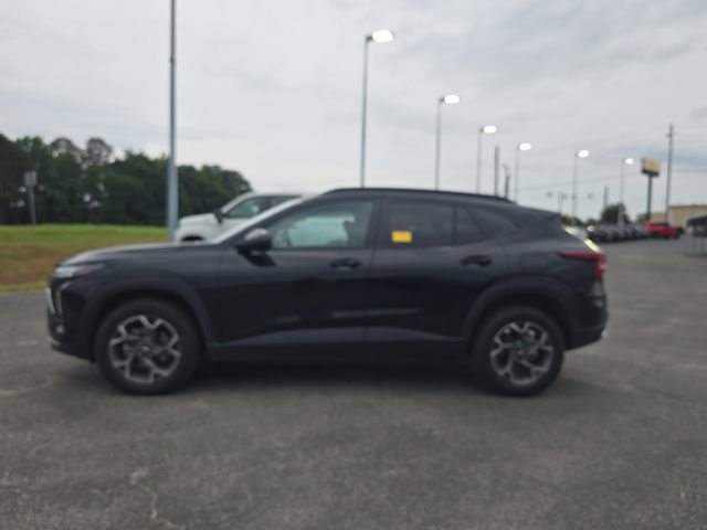 Used 2025 Chevrolet Trax LT w/ Driver Confidence Package FWD image 2