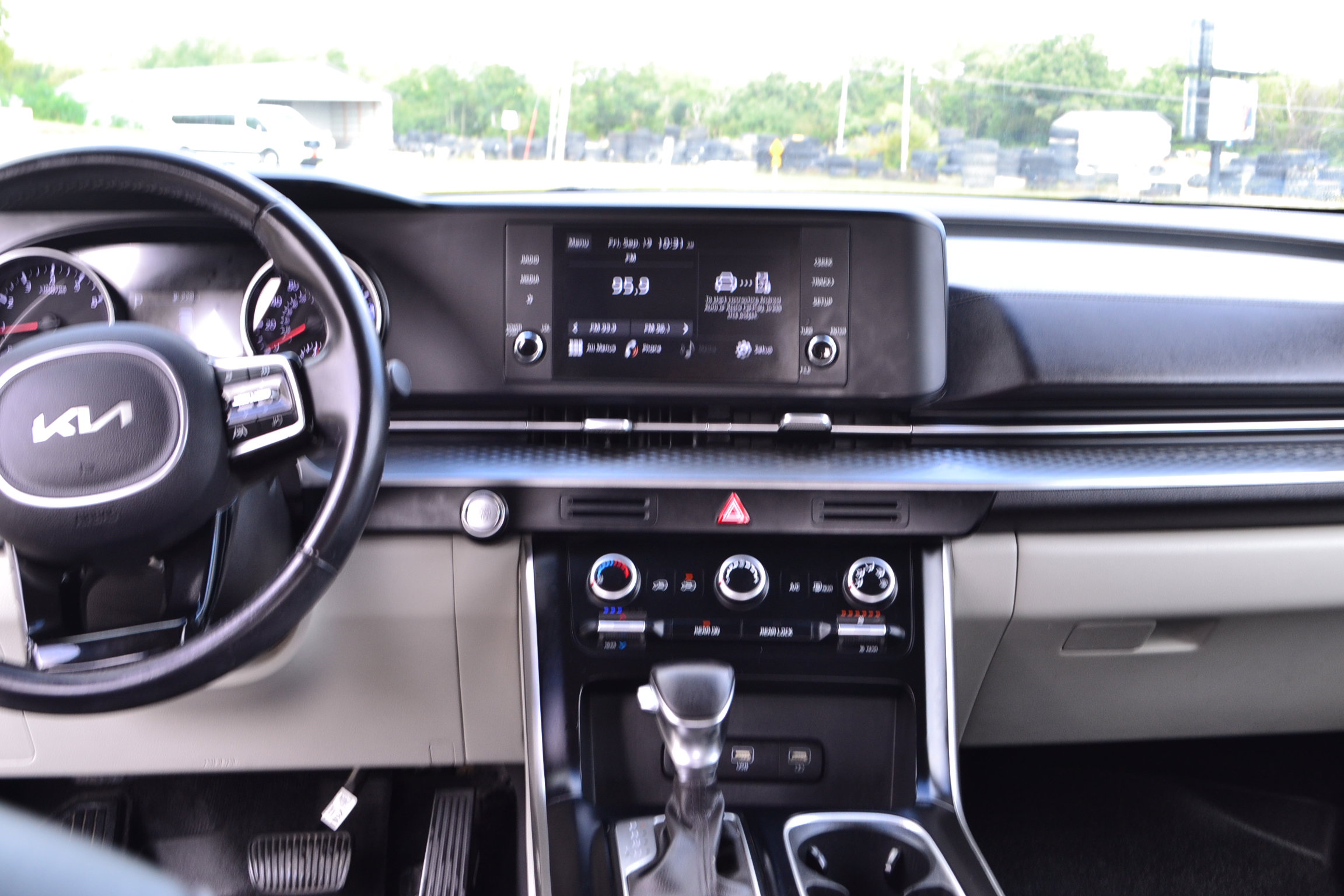 Used 2022 Kia Carnival LX image 8