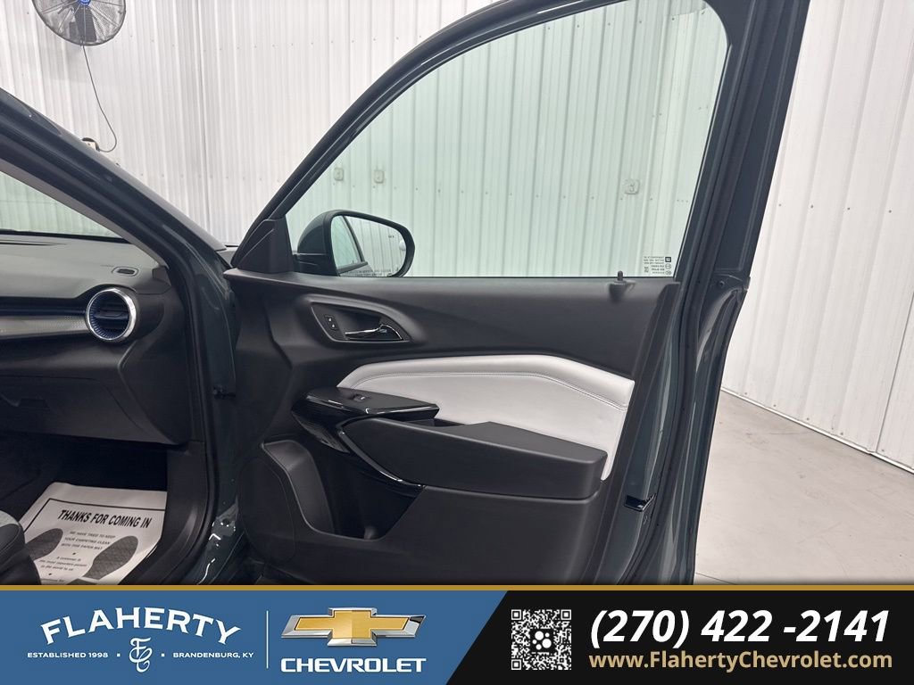 Used 2025 Chevrolet Trax LT w/ Driver Confidence Package image 12