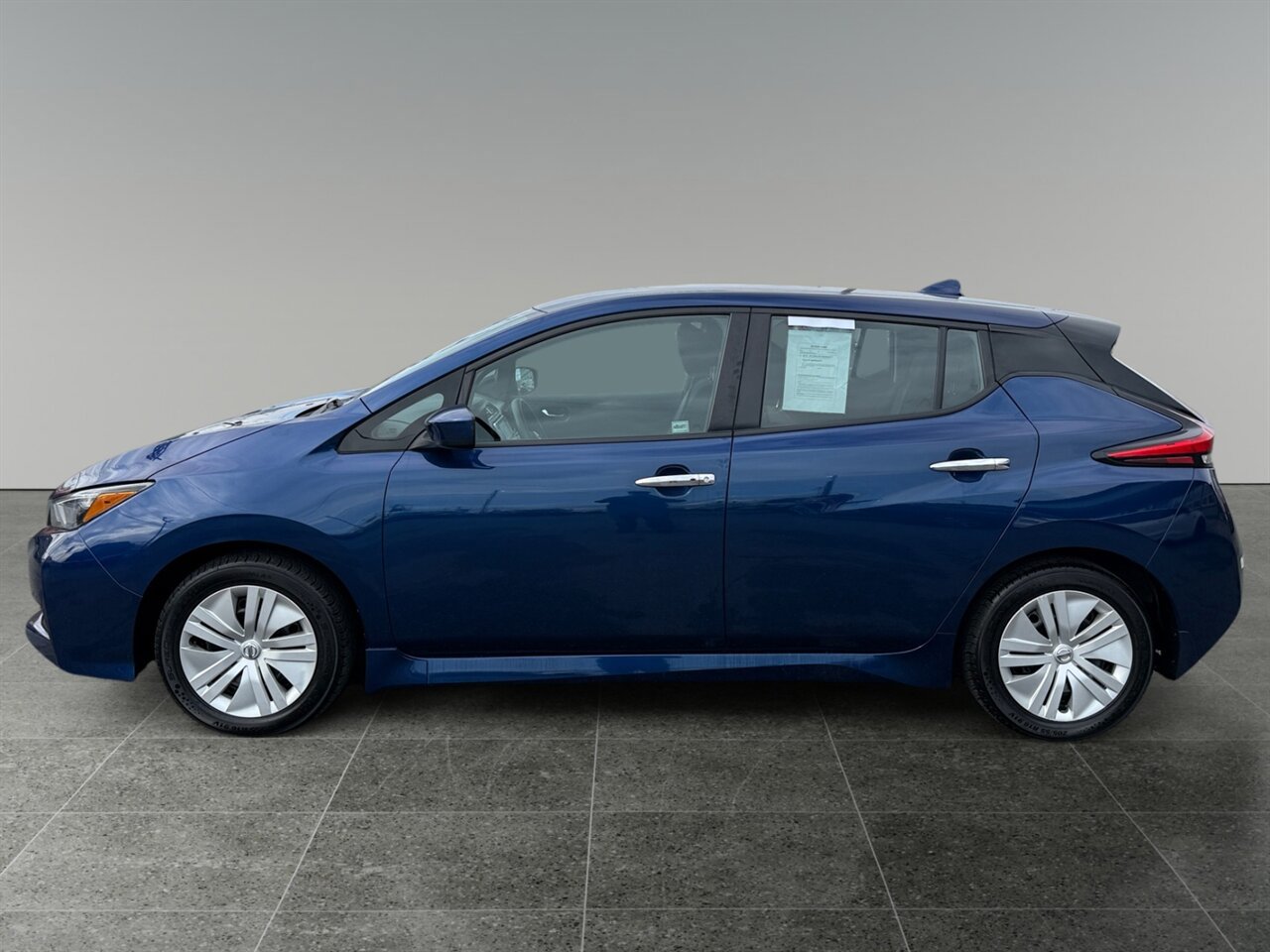 Used 2022 Nissan Leaf S image 2