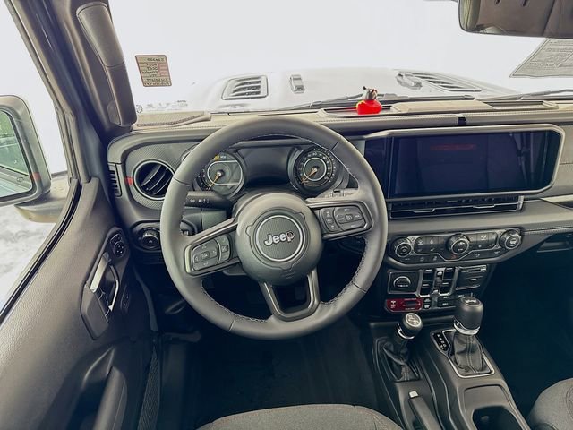 New 2025 Jeep Wrangler Unlimited Rubicon w/ Technology Group image 25