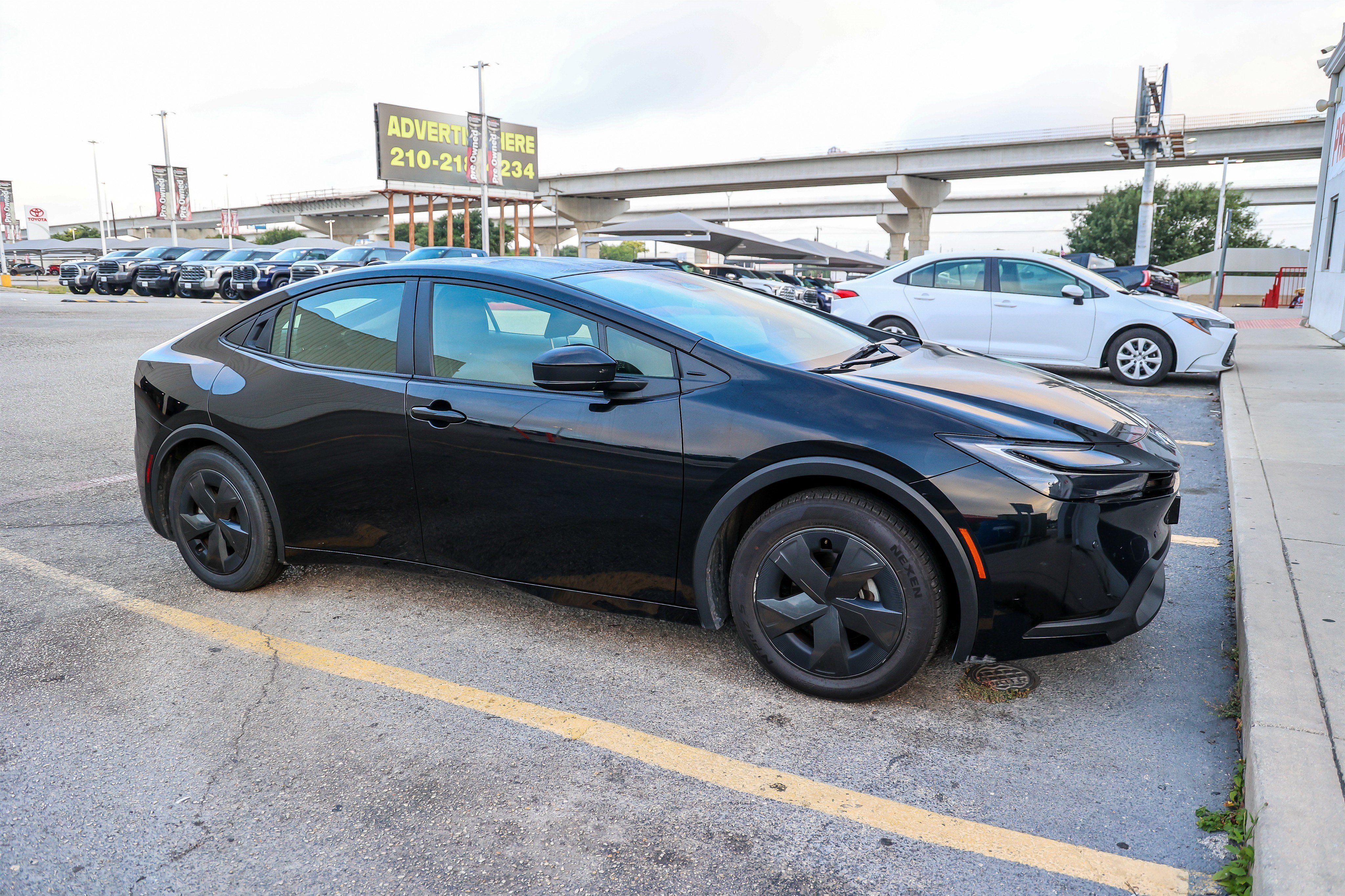 Used 2025 Toyota Prius LE FWD image 7