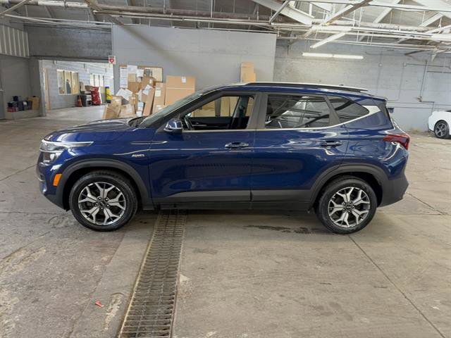 Used 2021 Kia Seltos EX image 3