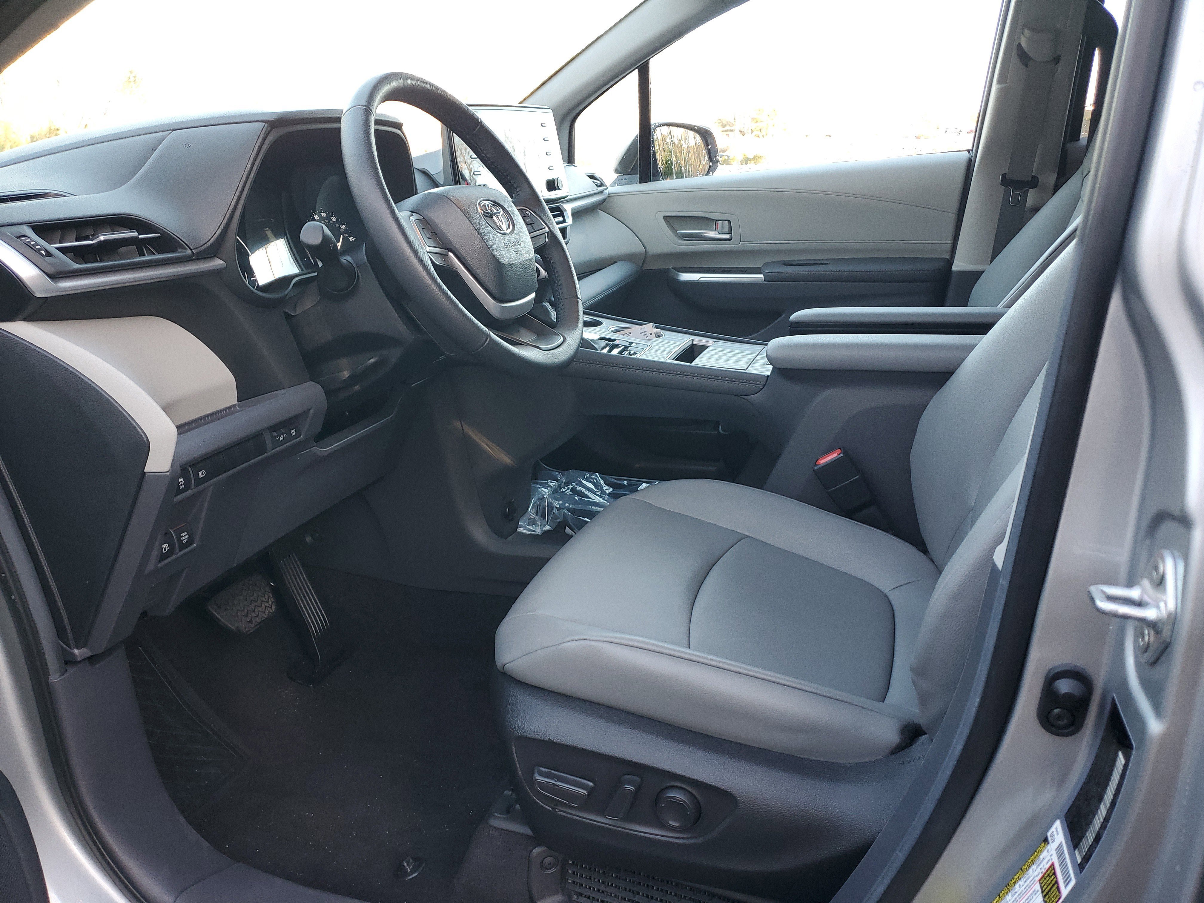 Used 2024 Toyota Sienna XLE image 18