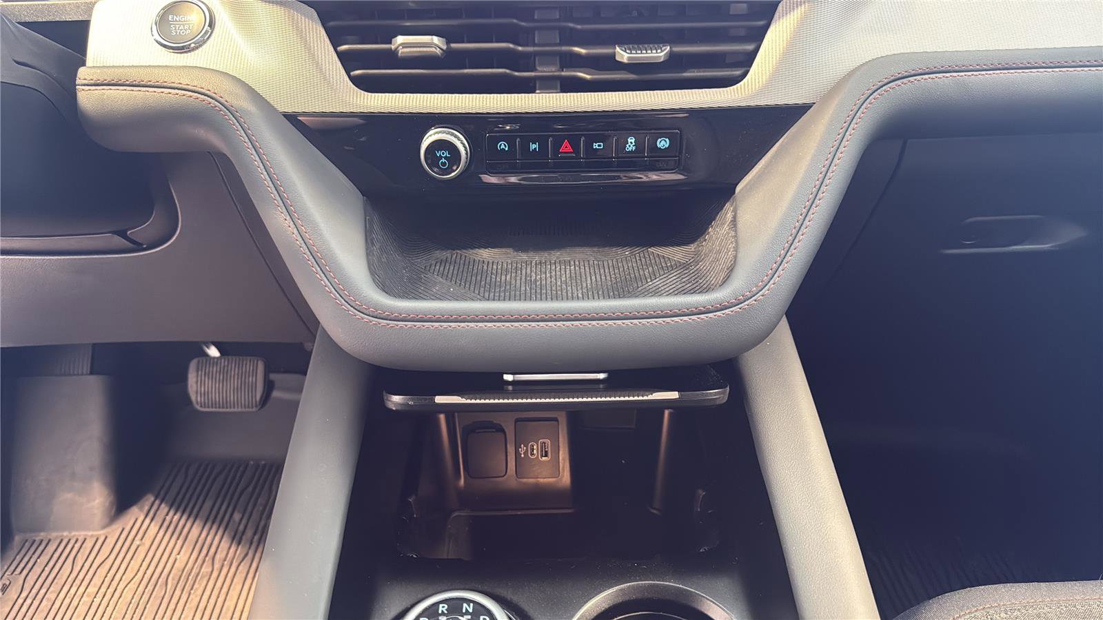 Used 2025 Ford Explorer Active AWD/4WD image 24