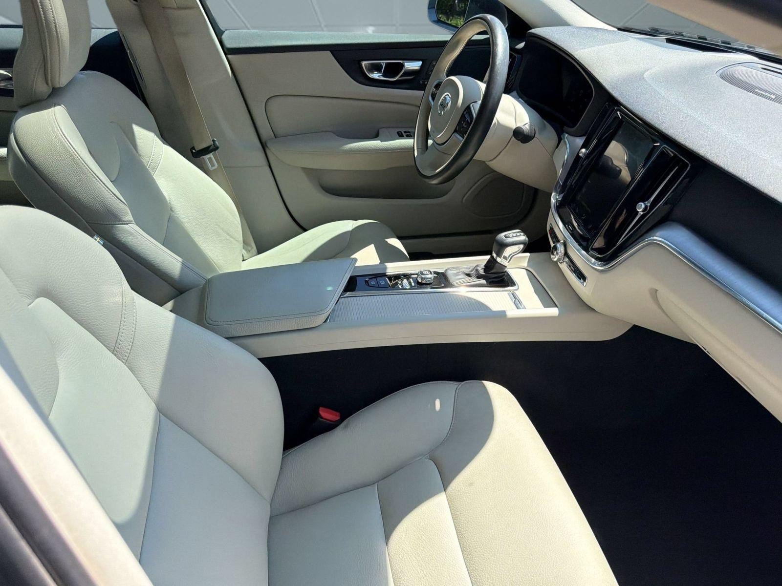 Used 2020 Volvo S60 T5 Momentum FWD image 24
