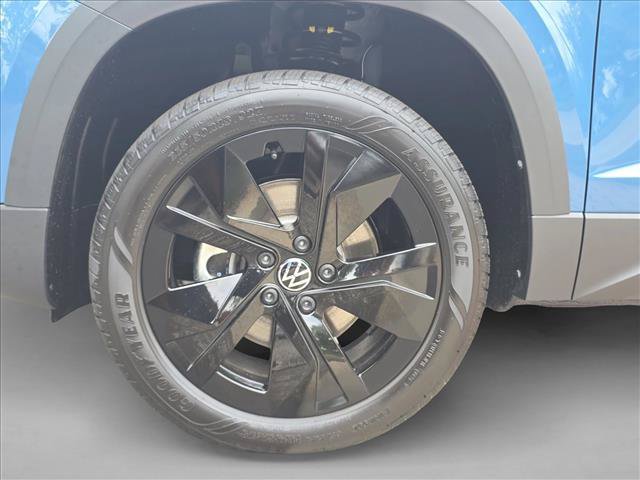 New 2026 Volkswagen Taos SE FWD image 13