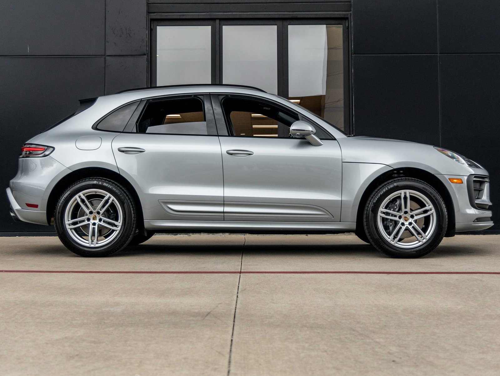 Used 2025 Porsche Macan image 12