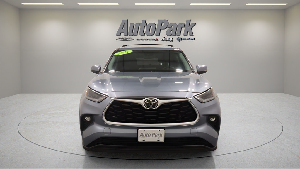 Used 2021 Toyota Highlander LE FWD image 3