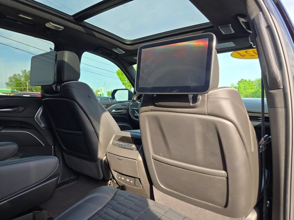 Used 2024 Cadillac Escalade Sport Platinum w/ LPO, ONYX Package AWD/4WD image 11