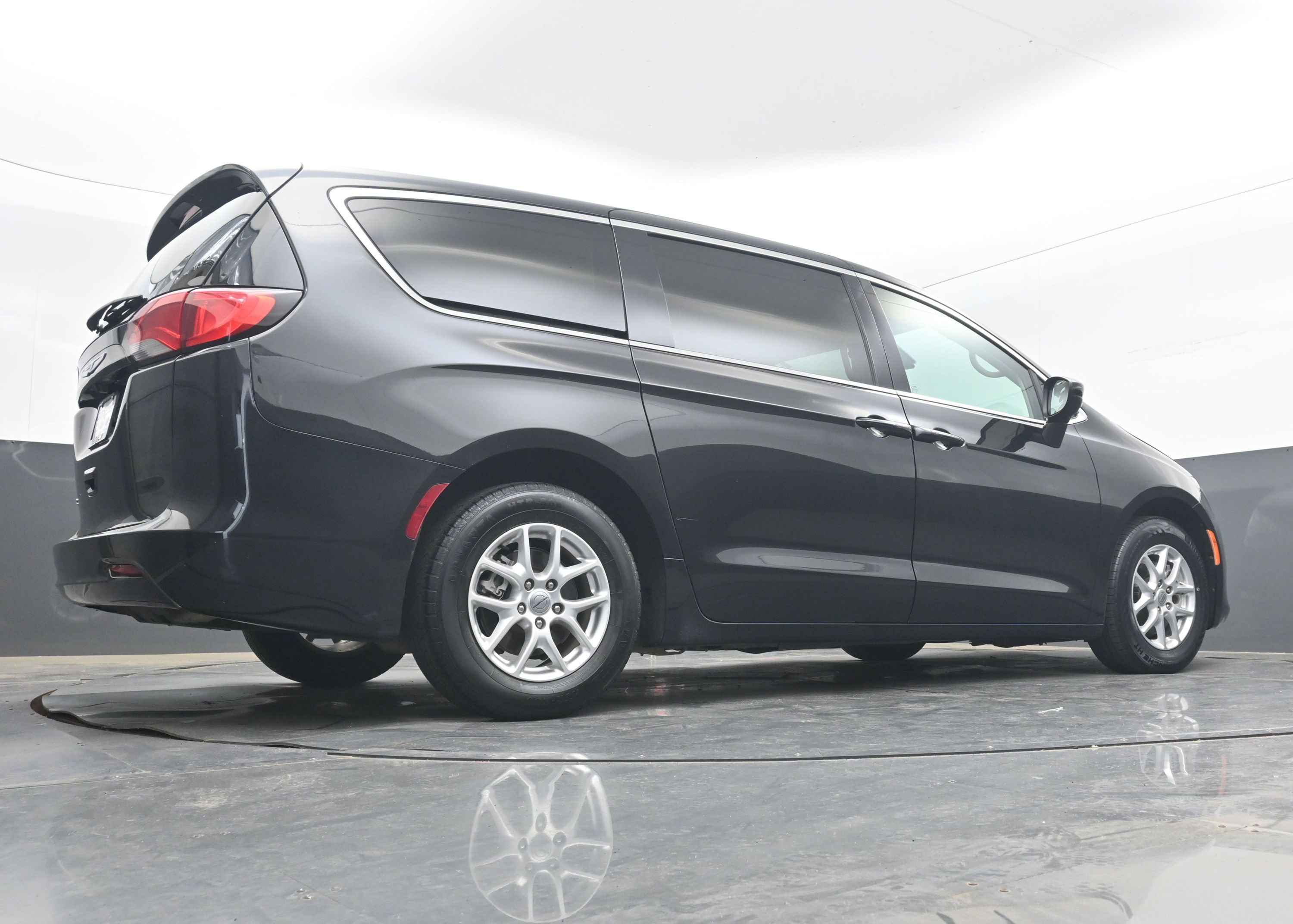 Used 2023 Chrysler Voyager LX FWD image 27