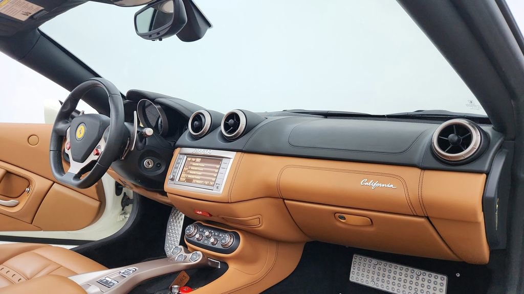 Used 2014 Ferrari California image 23