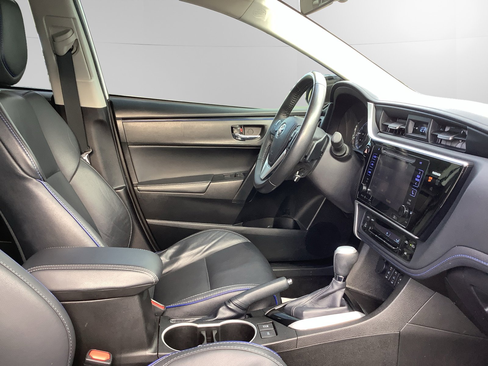 Used 2017 Toyota Corolla XSE image 15