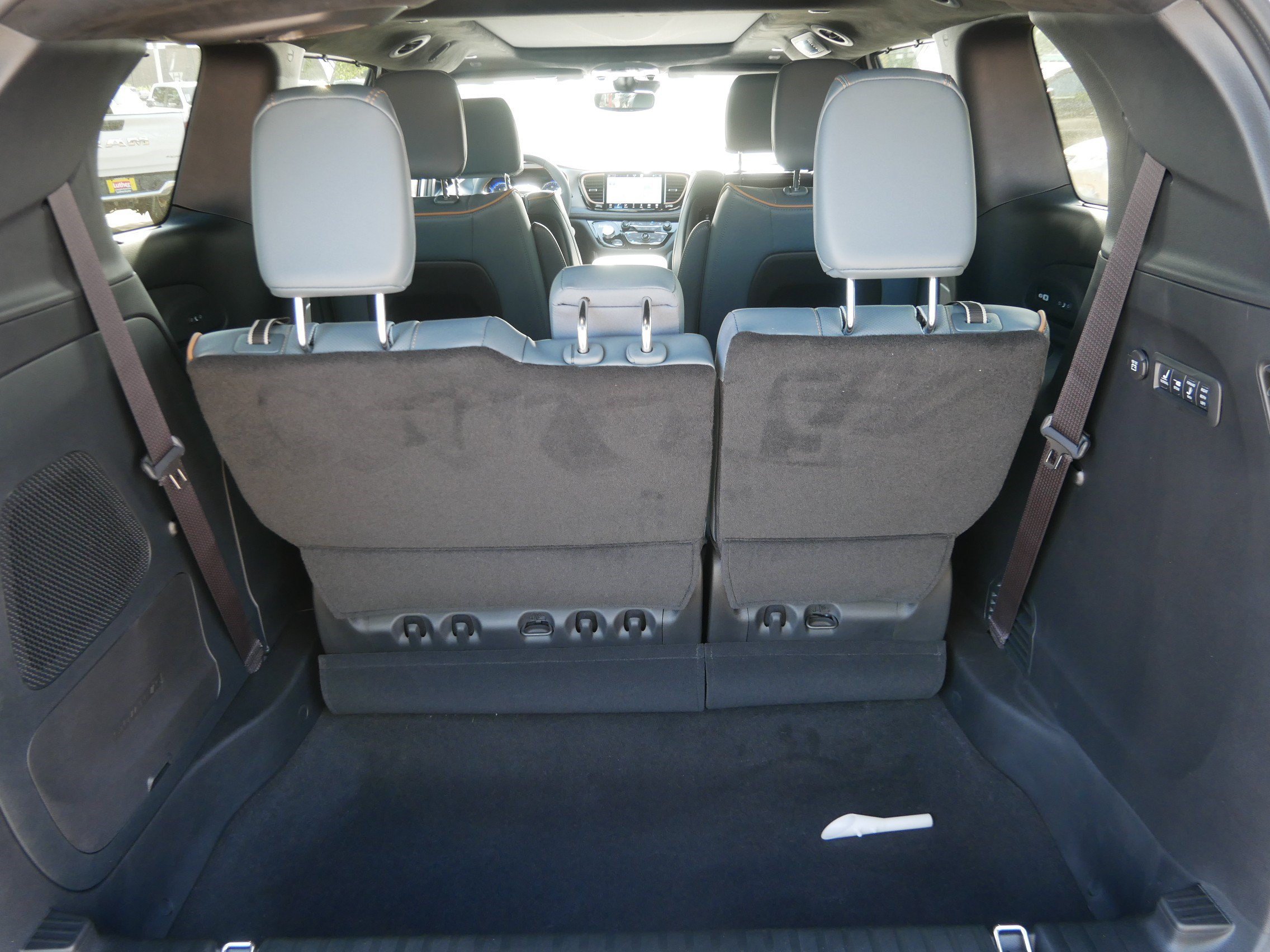 New 2027 Chrysler Pacifica Pinnacle w/ Theater Group FWD image 11