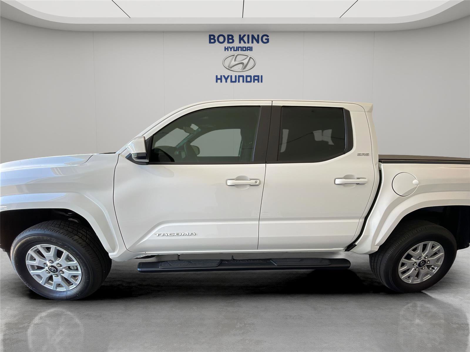 Used 2024 Toyota Tacoma SR5 AWD/4WD image 2