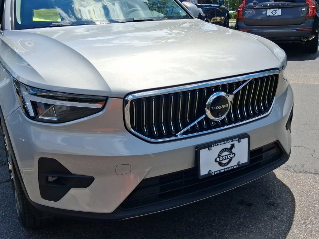 Certified 2024 Volvo XC40 B5 Plus AWD/4WD image 2